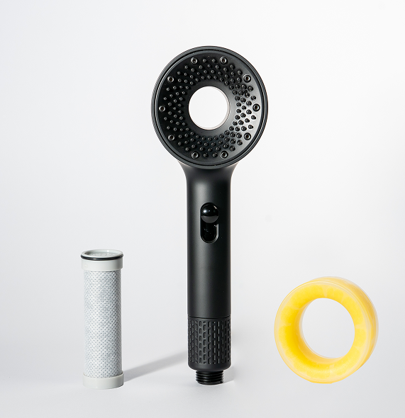 Čierna filtračná sprchová hlavica Zenea s filtrom a aromakrúžkom na bielom pozadí.